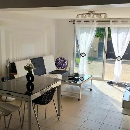 Jolie Maison Avec Jardin A * Réau