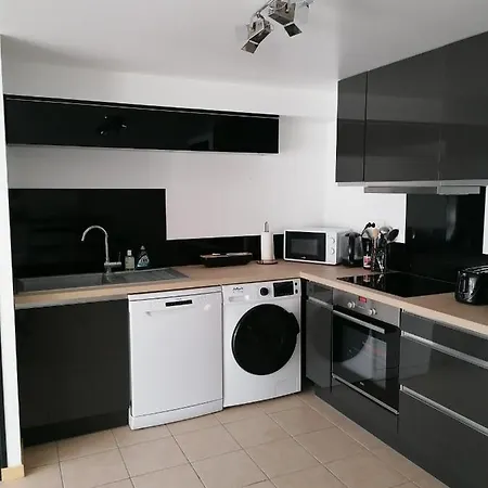 Jolie Maison Avec Jardin A Réau