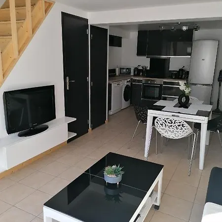 Jolie Maison Avec Jardin A *