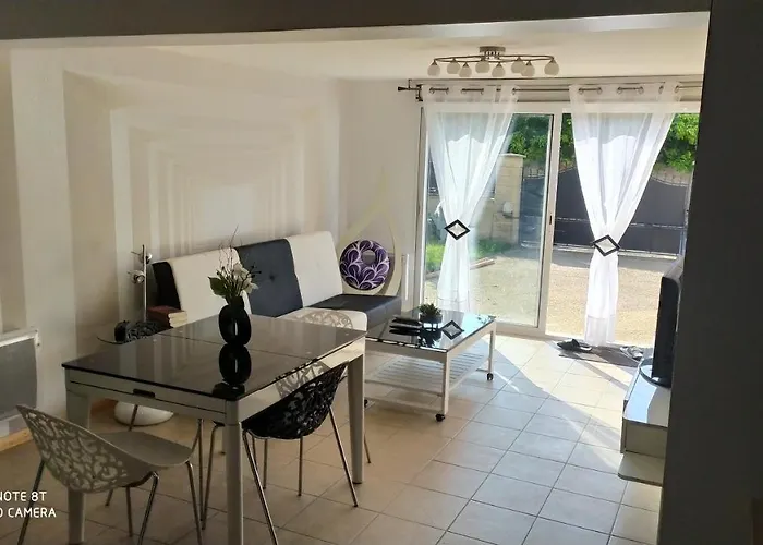 Jolie Maison Avec Jardin A * Réau