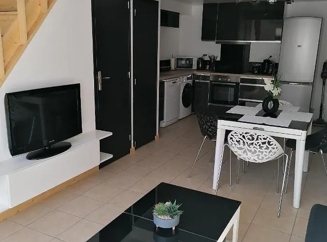 Jolie Maison Avec Jardin A *